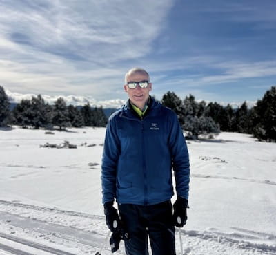 Photographie de profil de Nicolas notre accompagnateur en montagne.