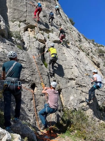 Groupe de grimpeurs escaladant une paroi rocheuse à Font-Romeu 66, initiation escalade en Cerdagne et Capcir.