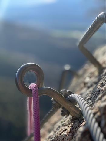 Ancrage, câble métallique, corde sécurité, Via Ferrata, Pyrénées, Font-Romeu, Sensations Pyrénées.