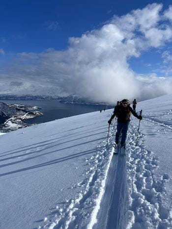 Ski avec vue sur les fjords en Norvège dans les Alpes de Lyngen