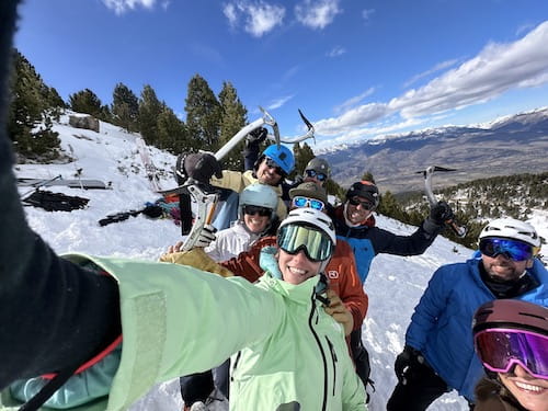 Groupe joyeux de stagiaires alpinistes avec piolets, Pyrénées-Orientales, départ Font-Romeu.
