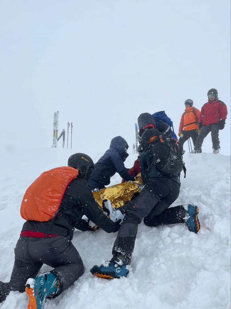 Exercice sauvetage blessé dans neige, stage alpinisme hivernal, Pyrénées-Orientales, Font-Romeu.