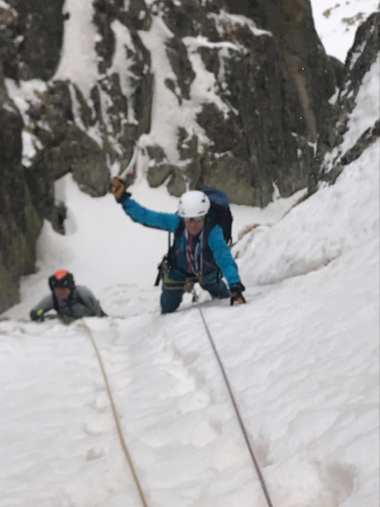 2 stagiaires encordés, ascension pente raide, piolets, crampons, Pyrénées-Orientales, Font-Romeu.