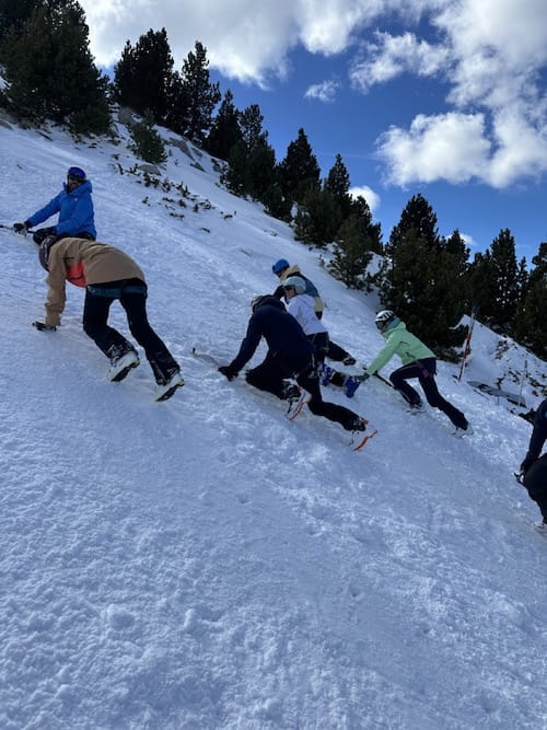 Groupe apprenant grimpe pente raide enneigée, piolets, alpinisme, Pyrénées-Orientales, Font-Romeu.