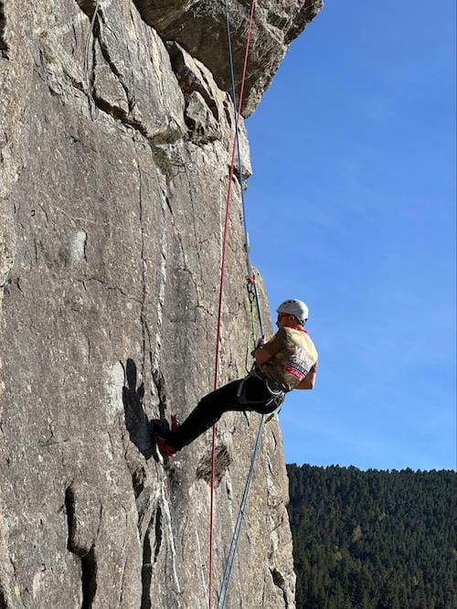 Stage escalade, apprentissage descente en rappel encordé, Pyrénées-Orientales.