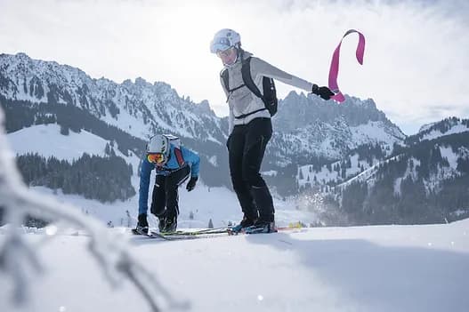 Deux skieurs de randonnée retirant leurs peaux de phoque tout en restant chaussés, se préparant pour la descente à venir. Départ en Cerdagne / Capcir depuis font-romeu, les Angles, Formiguères, Porté Puymorens, Cambre d’aze, Puigmal.