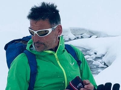 Photographie de profil du guide de haute montagne Laurent