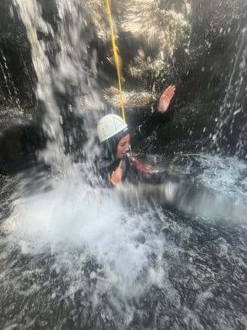 Descente en rappel en canyon d'eaux chaudes Descente en rappel en canyon d'eaux chaudes