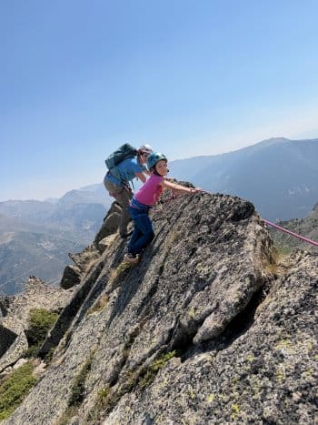 Alpiniste encordé gravissant une paroi pour atteindre le sommet, Pyrénées. Alpiniste encordé gravissant une paroi pour atteindre le sommet, Pyrénées.