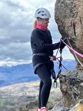 Pratiquante Via Ferrata manipulant mousquetons, sécurité, Pyrénées, Font-Romeu, Sensations Pyrénées. Pratiquante Via Ferrata manipulant mousquetons, sécurité, Pyrénées, Font-Romeu, Sensations Pyrénées.