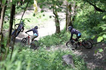 Pratiquants VTT descente forêt, casques, protections, Sensations Pyrénées, Font-Romeu. Pratiquants VTT descente forêt, casques, protections, Sensations Pyrénées, Font-Romeu.