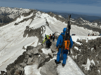 Ski randonneur avec skis dans le dos et crampons sur le Pas de Mahomet, ascension de l'Aneto, le plus haut sommet des Pyrénées en ski de randonnée. Ski randonneur avec skis dans le dos et crampons sur le Pas de Mahomet, ascension de l'Aneto, le plus haut sommet des Pyrénées en ski de randonnée.