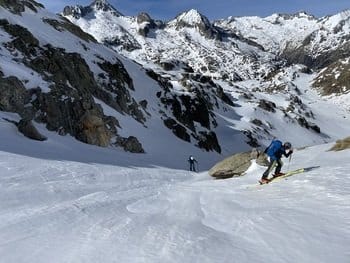Deux skieurs en train de monter une pente raide en ski de randonnée, se préparant à effectuer une conversion dans un paysage enneigé du parc des plus hauts sommets d'Aragon, Pyrénées. Deux skieurs en train de monter une pente raide en ski de randonnée, se préparant à effectuer une conversion dans un paysage enneigé du parc des plus hauts sommets d'Aragon, Pyrénées.