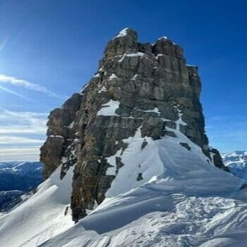 Montagne enneigée dans le Queyras avec un skieur de randonnée admirant la vue au sommet. Montagne enneigée dans le Queyras avec un skieur de randonnée admirant la vue au sommet.