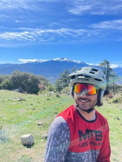 Photographie de profil du moniteur de VTT Aurélien Photographie de profil du moniteur de VTT Aurélien