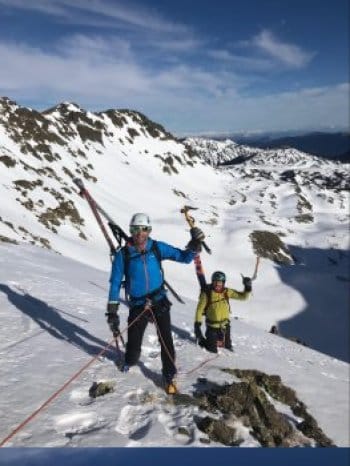 Deux stagiaires ski rando et guide, piolets, souriants, ascension montagne, Pyrénées-Orientales. Deux stagiaires ski rando et guide, piolets, souriants, ascension montagne, Pyrénées-Orientales.