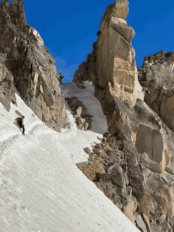Pause pendant l'ascension Aneto en ski de randonnée guidée dans les Pyrénées. Pause pendant l'ascension Aneto en ski de randonnée guidée dans les Pyrénées.