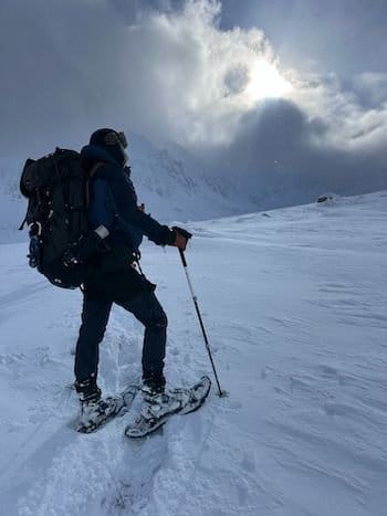 Randonneurs en raquettes à neige admirant le paysage montagneux tout blanc dans les Pyrénérées-Orienatles. Randonneurs en raquettes à neige admirant le paysage montagneux tout blanc dans les Pyrénérées-Orienatles.