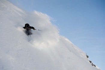 Skieur en pleine descente, effectuant un virage dans de la poudreuse profonde. Skieur en pleine descente, effectuant un virage dans de la poudreuse profonde.