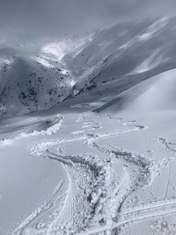 Dans les Encantats, Parc National d'Aigüestortes i Estany de Sant Maurici, traces de descentes des skieurs dans une neige fraîchement tombée. Dans les Encantats, Parc National d'Aigüestortes i Estany de Sant Maurici, traces de descentes des skieurs dans une neige fraîchement tombée.