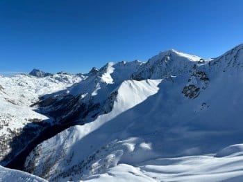 Paysage époustouflant de sommets enneigés sous un ciel bleu immaculé dans le Parc Naturel du Queyras, lors d'un raid à ski encadré par le bureau des guides de Font-Romeu. Paysage époustouflant de sommets enneigés sous un ciel bleu immaculé dans le Parc Naturel du Queyras, lors d'un raid à ski encadré par le bureau des guides de Font-Romeu.