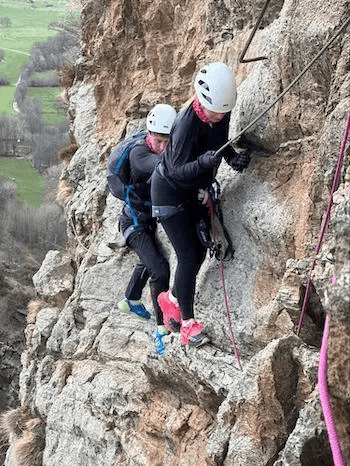 Pratiquant marchant sur paroi rocheuse, s'aidant de câble, Via Ferrata, Pyrénées, Font-Romeu. Pratiquant marchant sur paroi rocheuse, s'aidant de câble, Via Ferrata, Pyrénées, Font-Romeu.