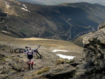 ratiquant VTT portant vélo, pente raide vers sommet, Pyrénées, Font-Romeu, Sensations Pyrénées. ratiquant VTT portant vélo, pente raide vers sommet, Pyrénées, Font-Romeu, Sensations Pyrénées.